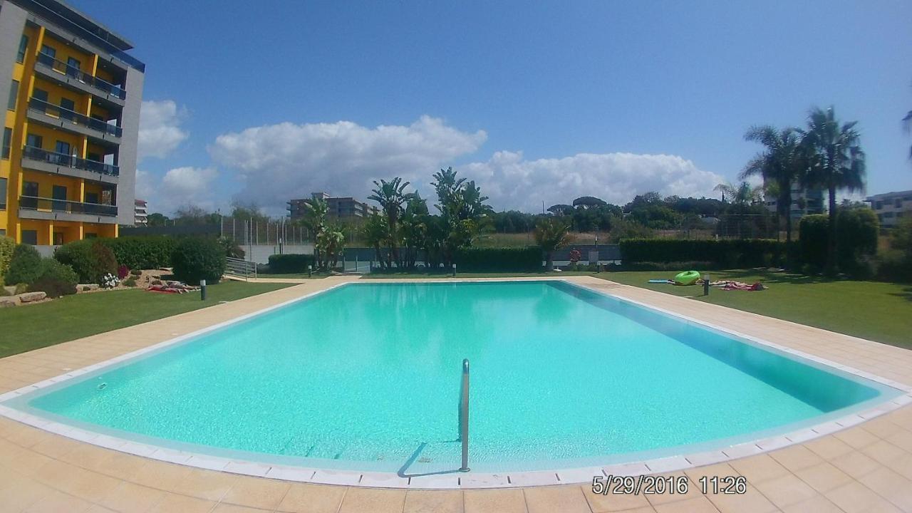 Apartamento Frente Ao Mar Com Piscina De Agua Salgada Quarteira Exterior foto